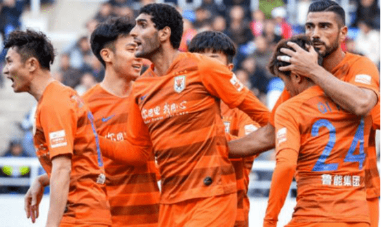  曼联争议红牌引热议，B费染红离场球队惨遭绝杀  