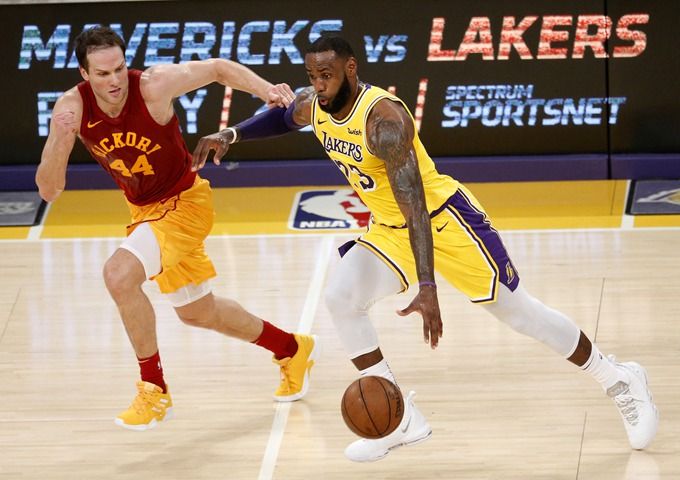  詹姆斯准绝杀助湖人险胜雷霆  